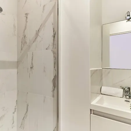 2 Bedrooms Center Of *