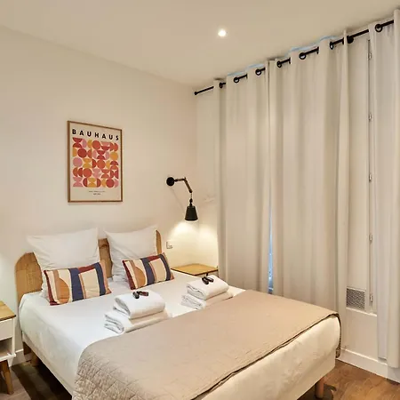 2 Bedrooms Center Of