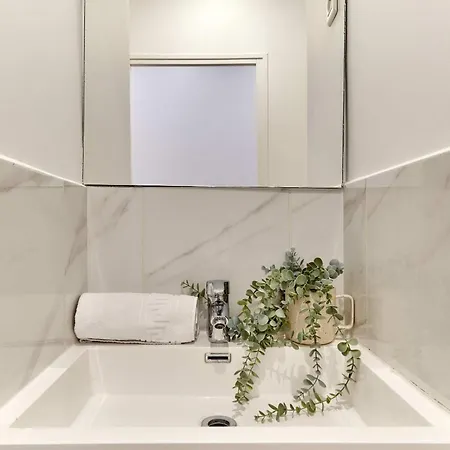 2 Bedrooms Center Of