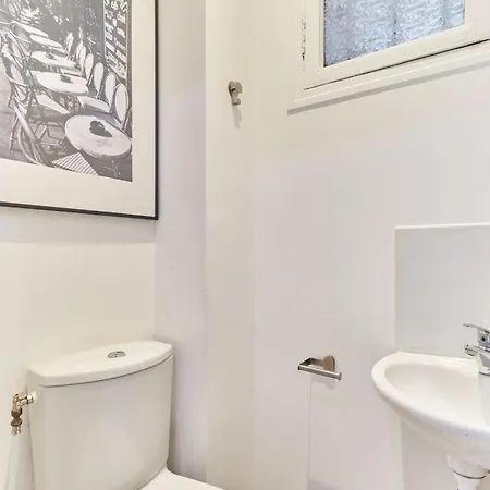 2 Bedrooms Center Of *