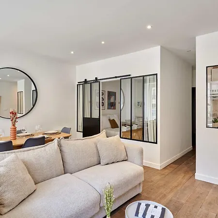 2 Bedrooms Center Of Apartman Párizs