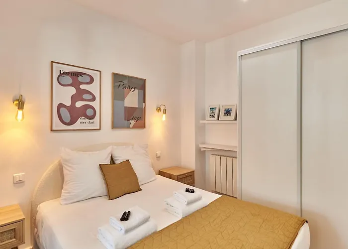 2 Bedrooms Center Of * Paříž