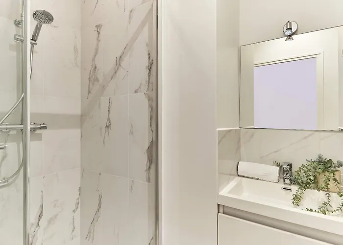 2 Bedrooms Center Of *