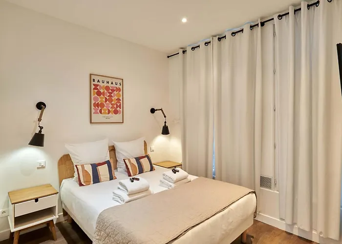 2 Bedrooms Center Of