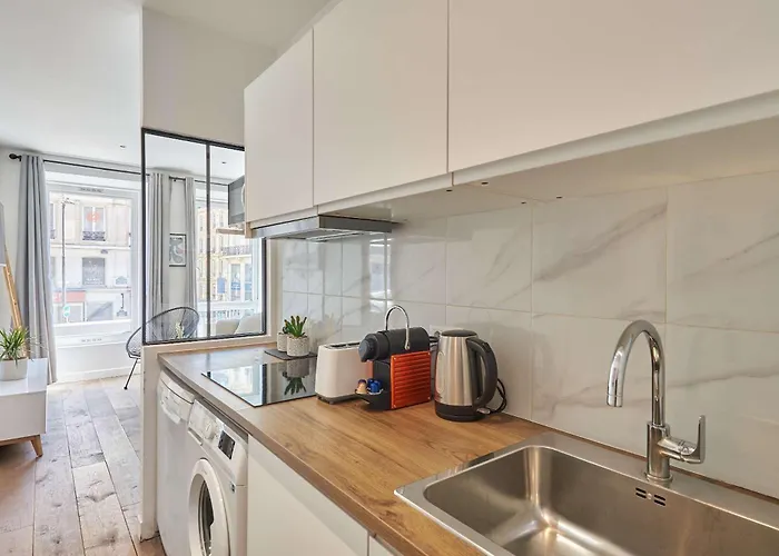 2 Bedrooms Center Of Paříž