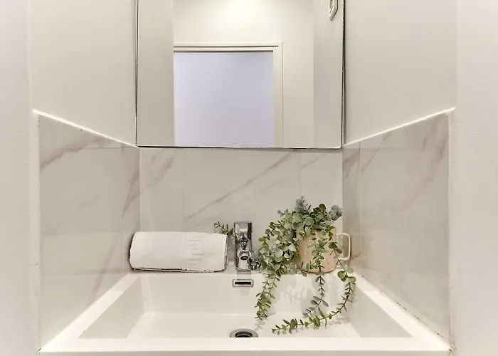 2 Bedrooms Center Of