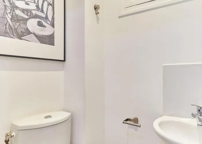 2 Bedrooms Center Of *