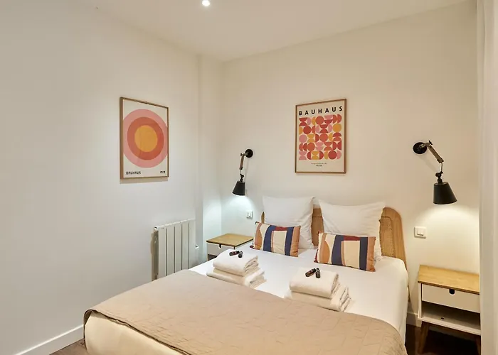 2 Bedrooms Center Of Paříž