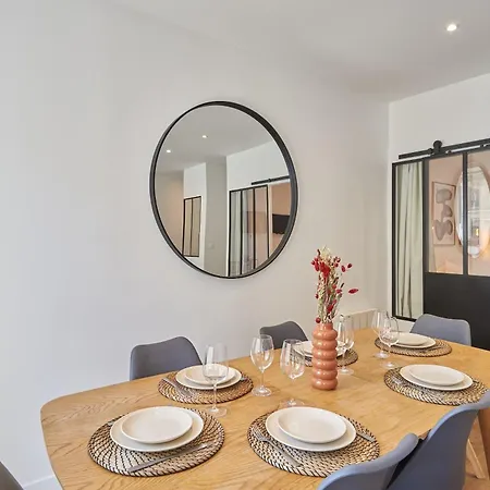 2 Bedrooms Center Of Lägenhet Paris