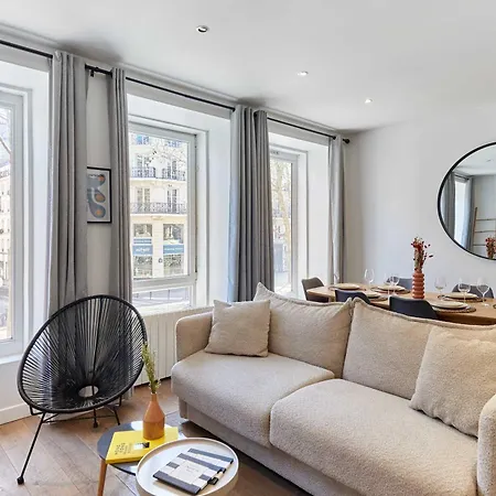 2 Bedrooms Center Of Paris